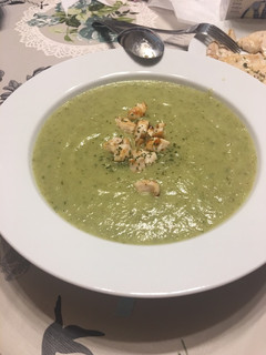 Una foto de Crema de calabacín y apio con daditos de pechuga pollo