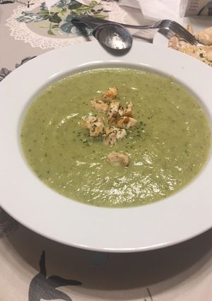 Una foto de Crema de calabacín y apio con daditos de pechuga pollo