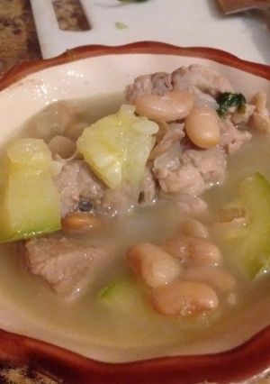 Una foto de Caldo de costilla con frijoles