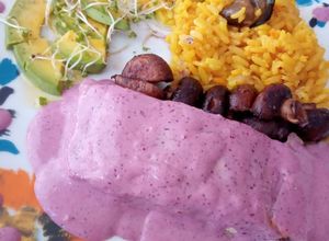 Una foto de Salmón al horno con salsa de frutos rojos