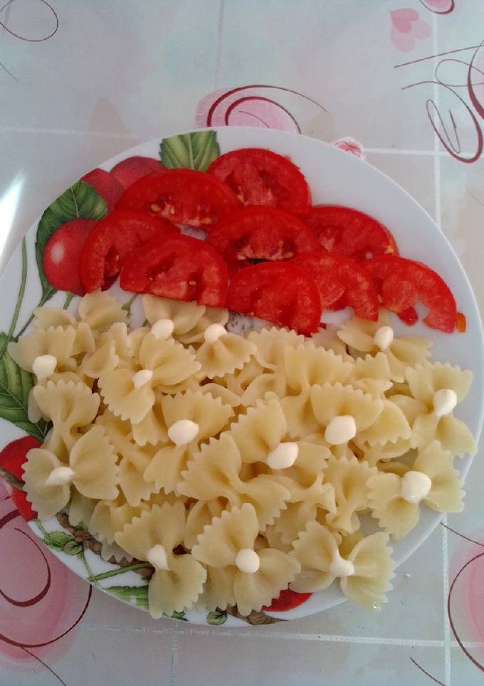 Макаронні "Фігурні метелики" з домашнім сирним соусом та овочами