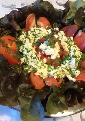 Une photo de Salade du jardin,tomate cœur de bœuf,fromage frais mariné et ciboulette