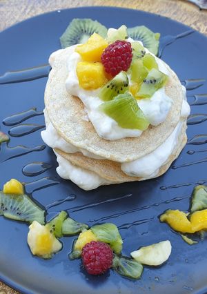 Une photo de #fluffypancakes proteinées la mousse de fruits 🥭🥝🍌