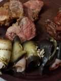 Cerdo con rolls de berenjenas y morcilla