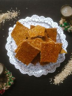 તલ ની ચિક્કી (Tal Chikki Recipe In Gujarati) રેસીપી મુખ્ય ફોટો