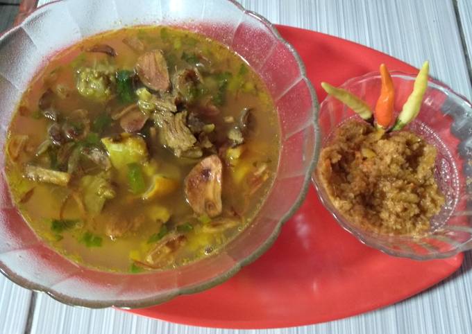 Soto daging dan kikil sambal kemiri