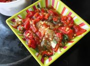 Una foto de ensalada berenjena morrón