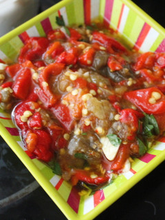 Una foto de Ensalada de pimientos y berenjena asada