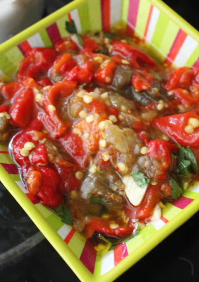Una foto de Ensalada de pimientos y berenjena asada