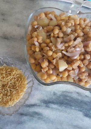 A picture of Chana chaat serve with sev.