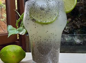 Une photo de Boisson rafraîchissante au citron vert et graines de chia
