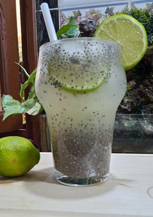 Une photo de Boisson rafraîchissante au citron vert et graines de chia