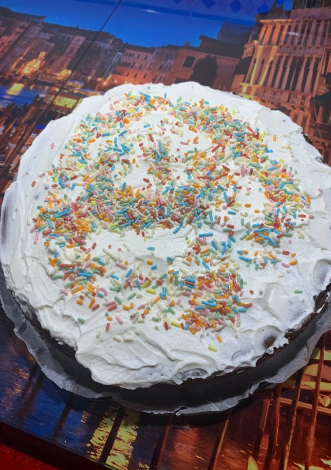 Una foto de Tarta de flan de chocolate con fideos de colores (Thermomix y tradicional)