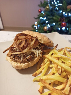 Una foto de Bocadillo estilo pulled pork pero de mi pollo con chocolate