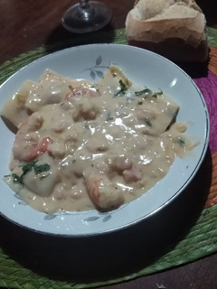 Una foto de Ravioles con salsa de langostinos y camarones