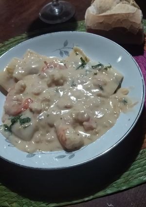 Una foto de Ravioles con salsa de langostinos y camarones