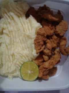 Una foto de Milanesitas de pollo con puré de papas