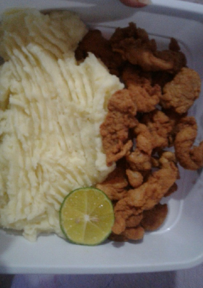 Una foto de Milanesitas de pollo con puré de papas