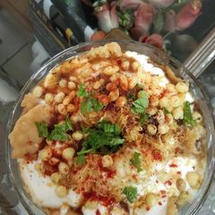 A picture of Dahi bhalla papdi chat.