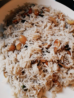 صورة لوصفة رز بالدجاج والمكسرات