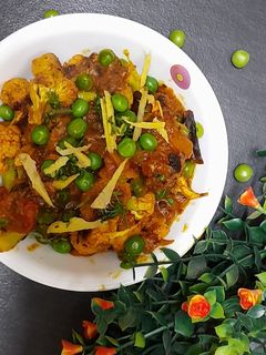 हरे मटर गोभी की सब्जी (Hare matar gobhi ki sabzi recipe in hindi) रेसिपी मुख्य फोटो