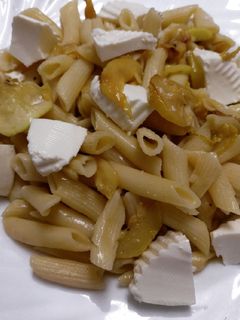 Una foto de Macarrones con calabacín y queso fresco
