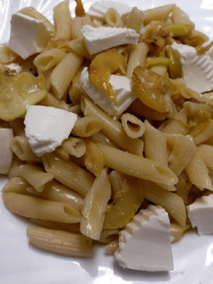 Una foto de Macarrones con calabacín y queso fresco
