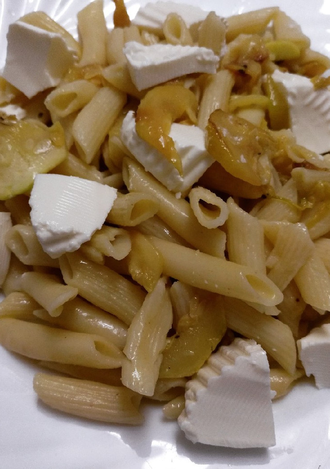 Una foto de Macarrones con calabacín y queso fresco