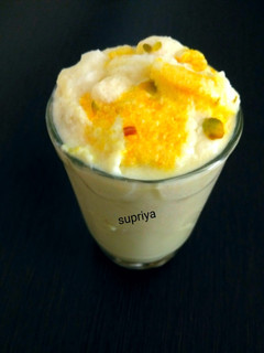 केसरी लस्सी (Kesar Lassi Recipe in Hindi) रेसिपी मुख्य फोटो