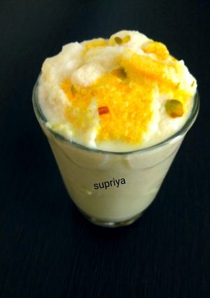 केसरी लस्सी (Kesar Lassi Recipe in Hindi) रेसिपी मुख्य फोटो