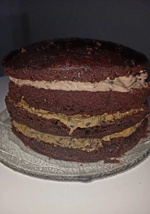 Una foto de Torta de chocolate cuatro pisos 😋