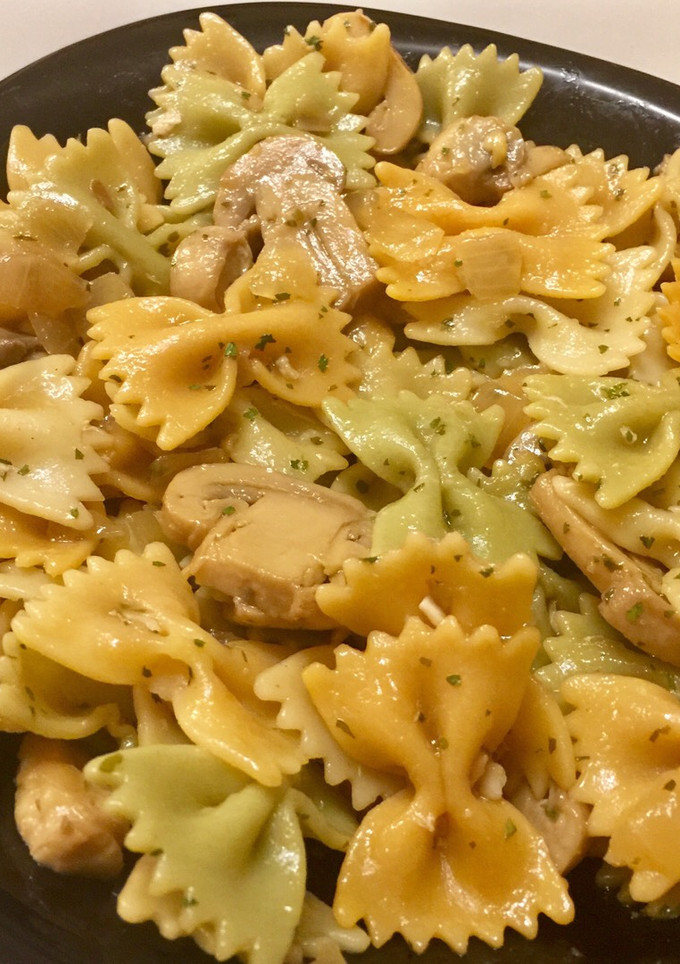 Una foto de Pajaritas salteadas con champiñones