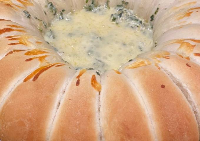 Spinach and artichoke dip with rolls