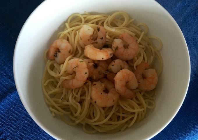 Pastas con Camarones al ajillo (suave) Receta de Carmen Gloria García-  Cookpad