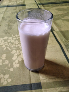 Una foto de Licuado de banana y leche de almendras 🥛🍌 :)
