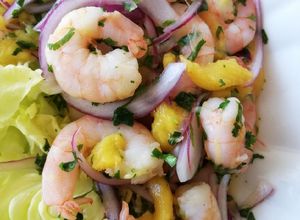 Una foto de Ceviche de camarón y mango