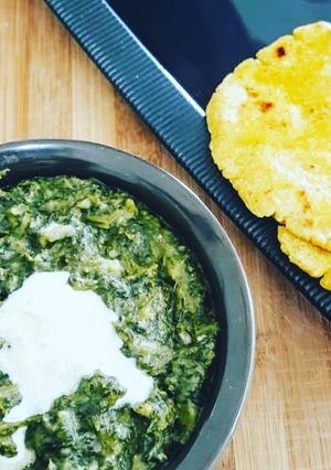 A picture of Sarson Da Saag Makki ki Roti.