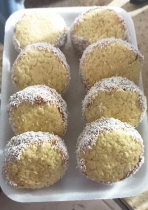 Una foto de Alfajorcitos de maicena / Ojitos de membrillo