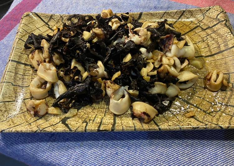 Chipirones al ajillo con trompetas de la muerte