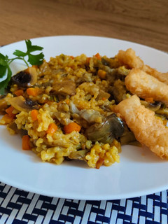 Una foto de Arroz integral de verduras con bacalao