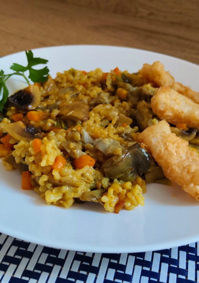 Una foto de Arroz integral de verduras con bacalao