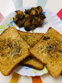 मशरूम सोटे और गार्लिक ब्रेड (mushroom and garlic bread recipe in hindi) रेसिपी मुख्य फोटो