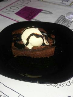 Una foto de Brownie con helado de vainilla