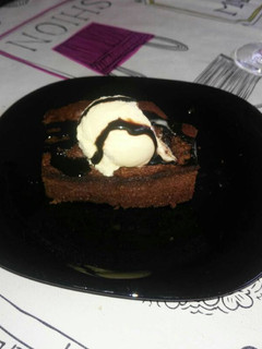 Una foto de Brownie con helado de vainilla