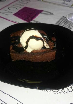 Una foto de Brownie con helado de vainilla