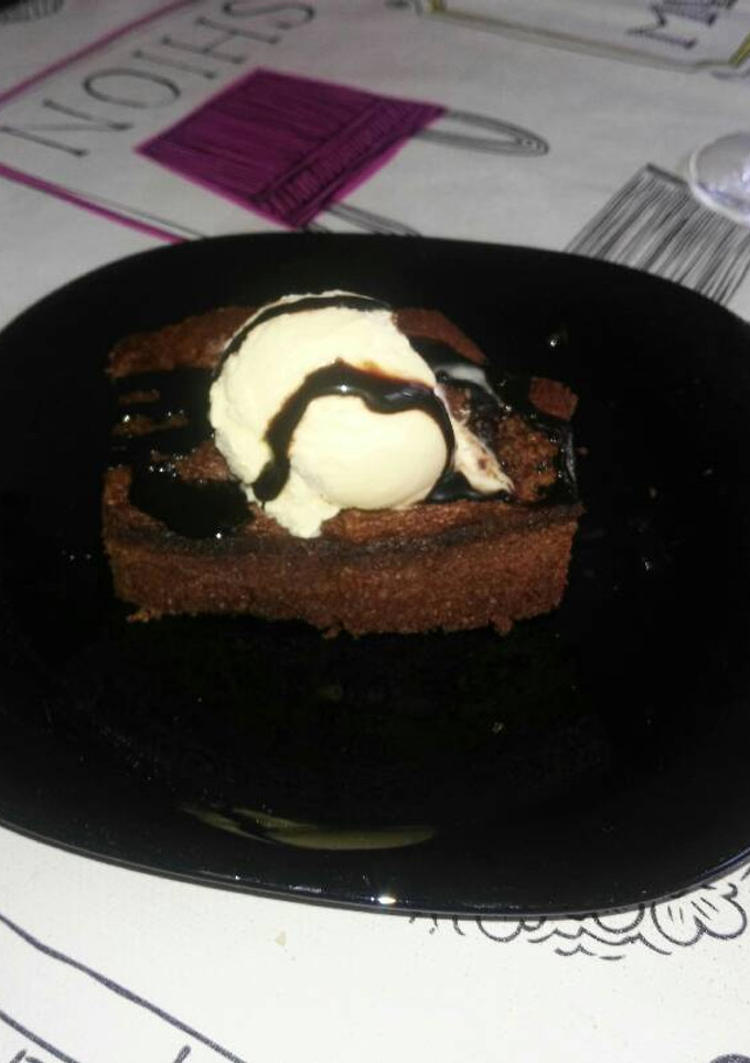 Una foto de Brownie con helado de vainilla
