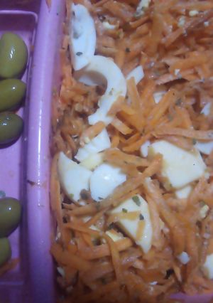 Una foto de Ensalada proteica 🙏❤️ ideal para vianda: zanahoria, huevo, queso y aceitunas 🌿
