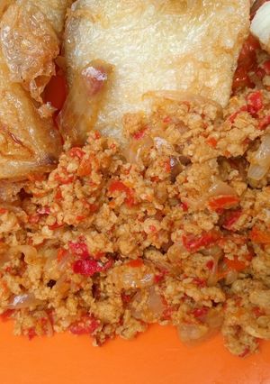 A picture of Egg and onion sauce.