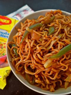 चाइनीस मैगी नूडल्स (Chinese Maggi noodles recipe in hindi) रेसिपी मुख्य फोटो