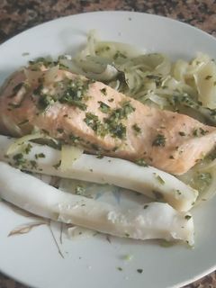 Una foto de Salmón, tiras de pota en microondas